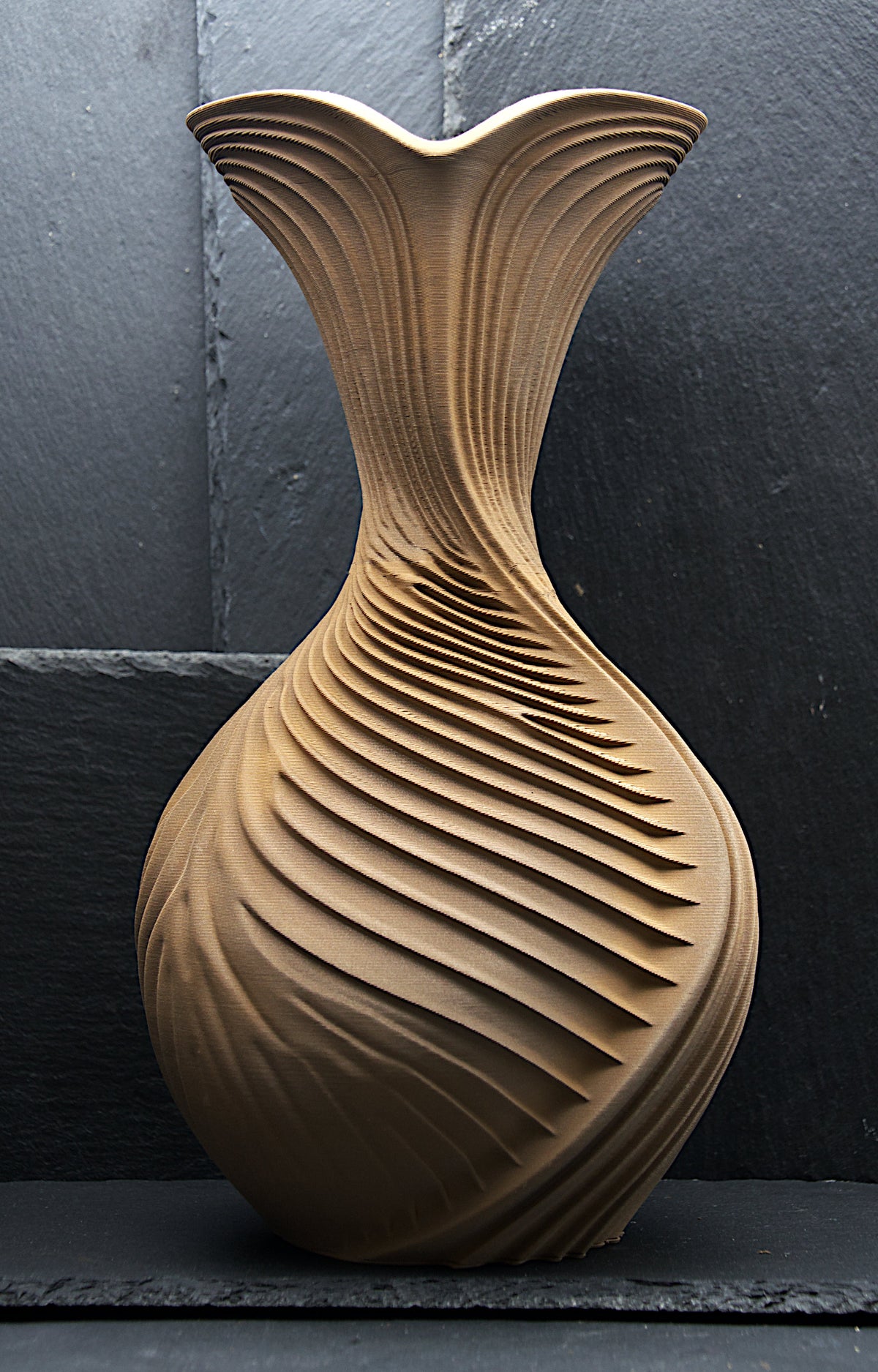 NYX Vase – Metal Bronze – Frontalansicht – Nora Blatt