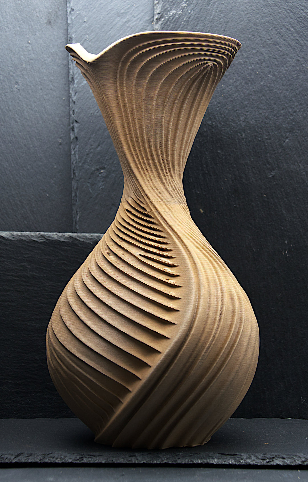 NYX Vase – Metal Bronze – Dreiviertelansicht – Nora Blatt