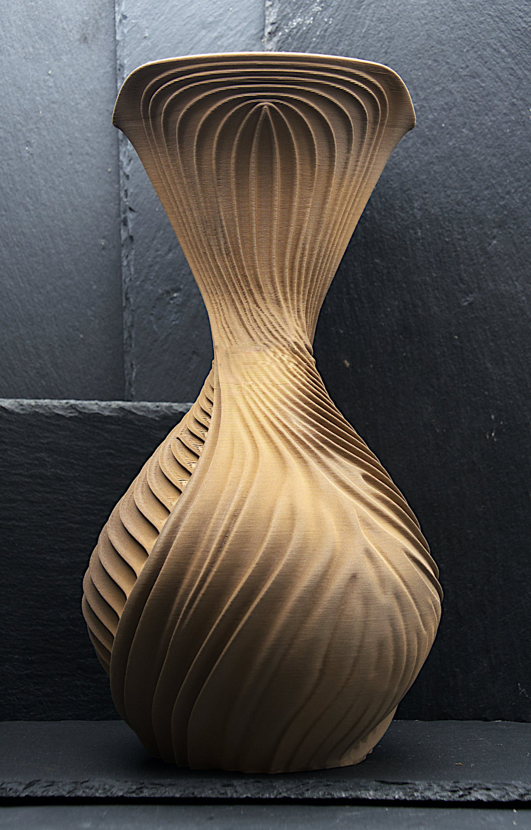 NYX Vase – Metal Bronze – Seitenansicht – Nora Blatt