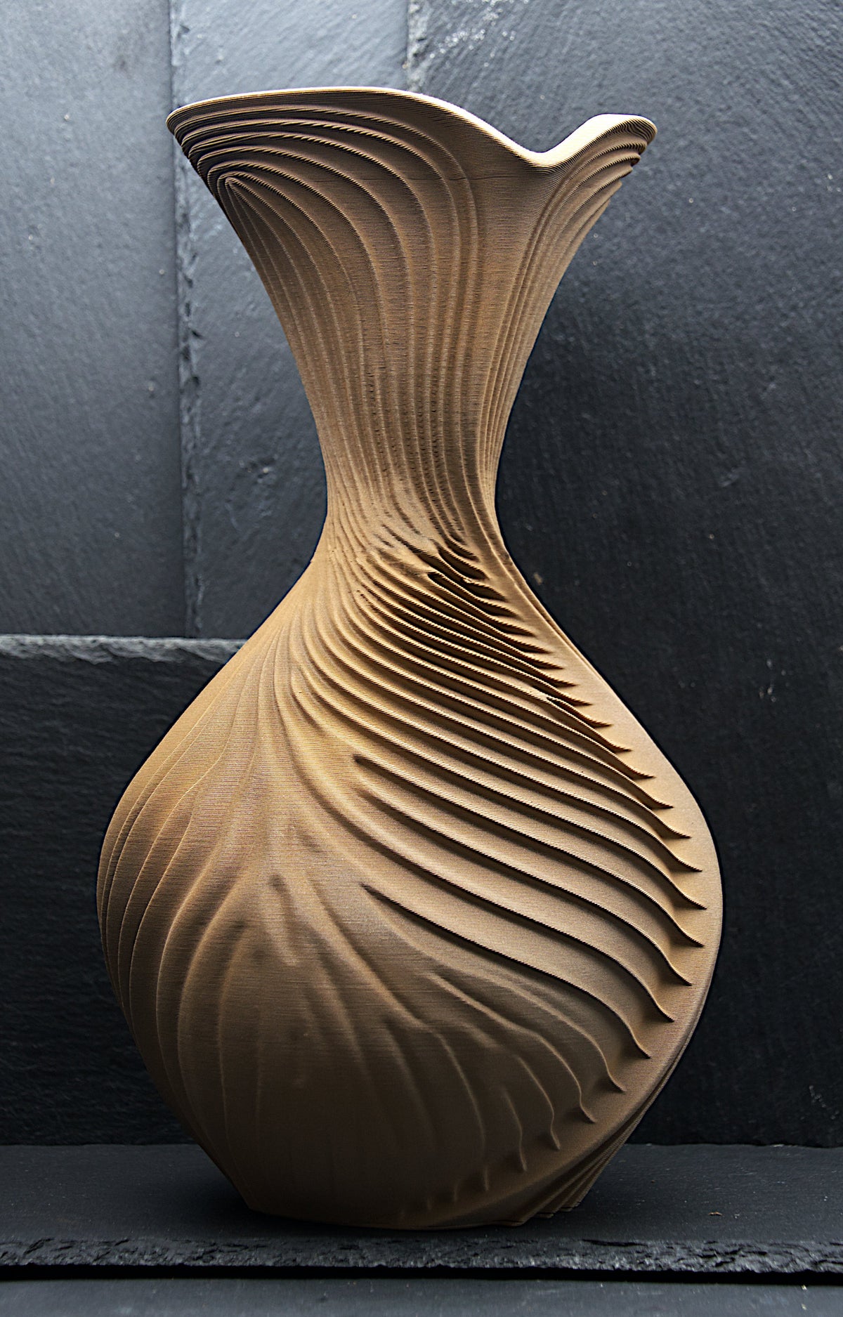NYX Vase – Metal Bronze – Rückansicht – Nora Blatt