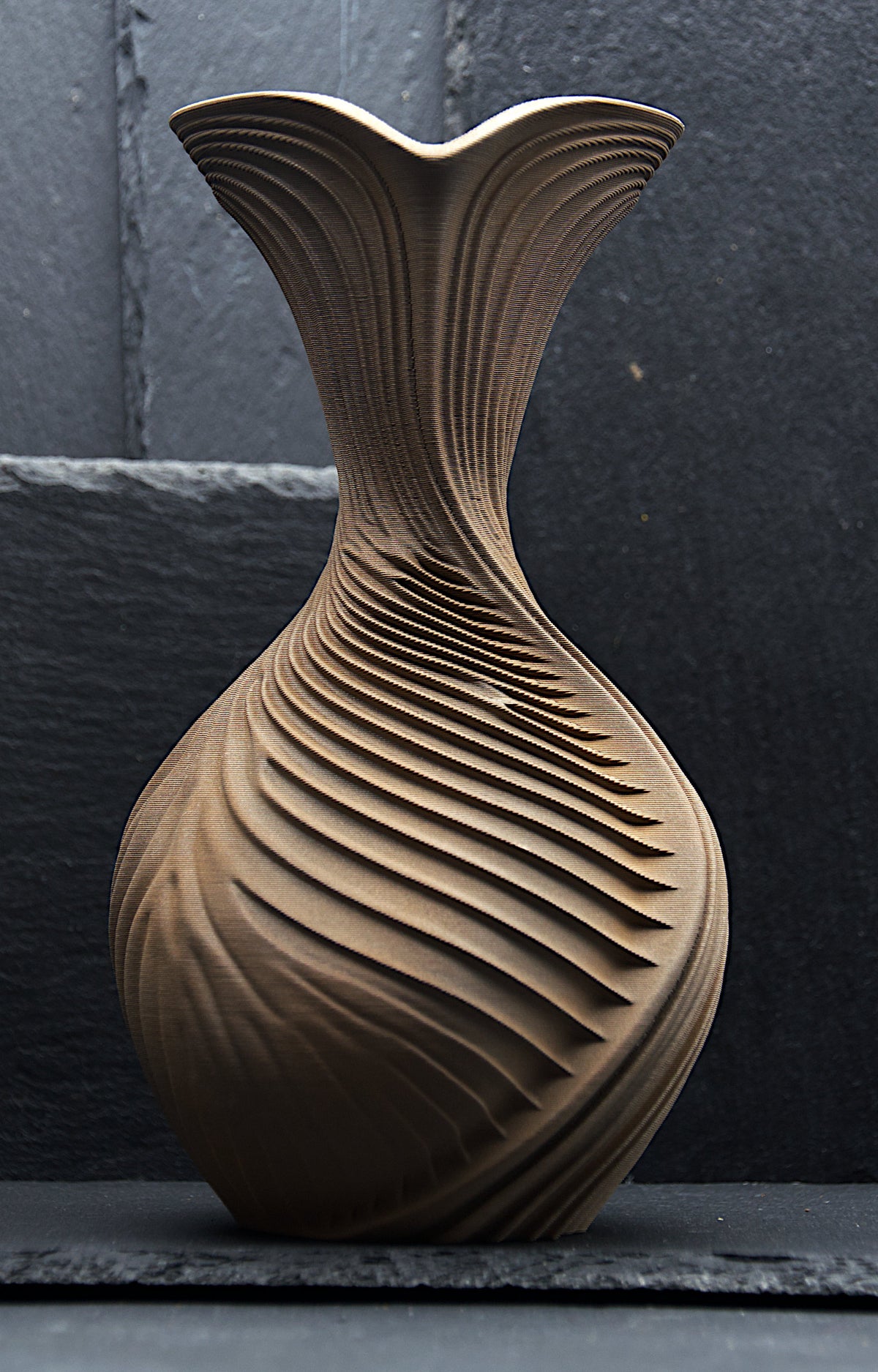 NYX Vase – Metal Bronze – Frontalansicht – Nora Blatt