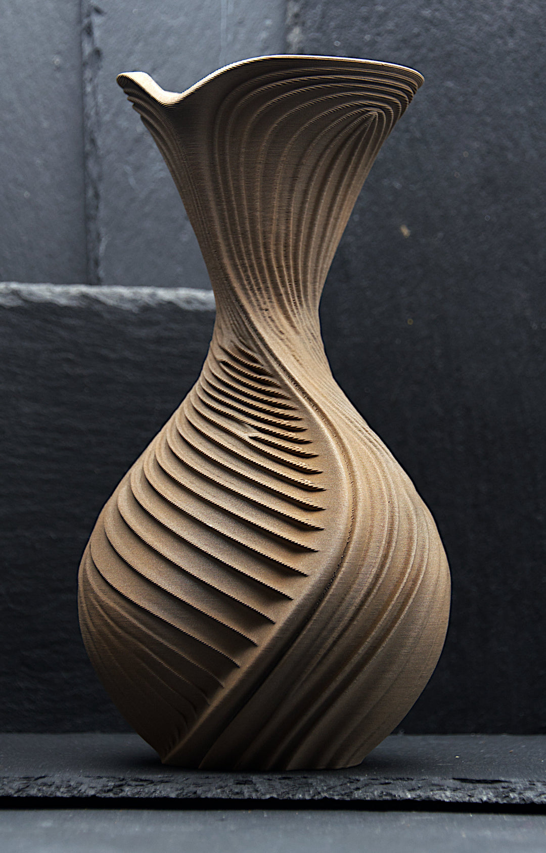 NYX Vase – Metal Bronze – Dreiviertelansicht – Nora Blatt
