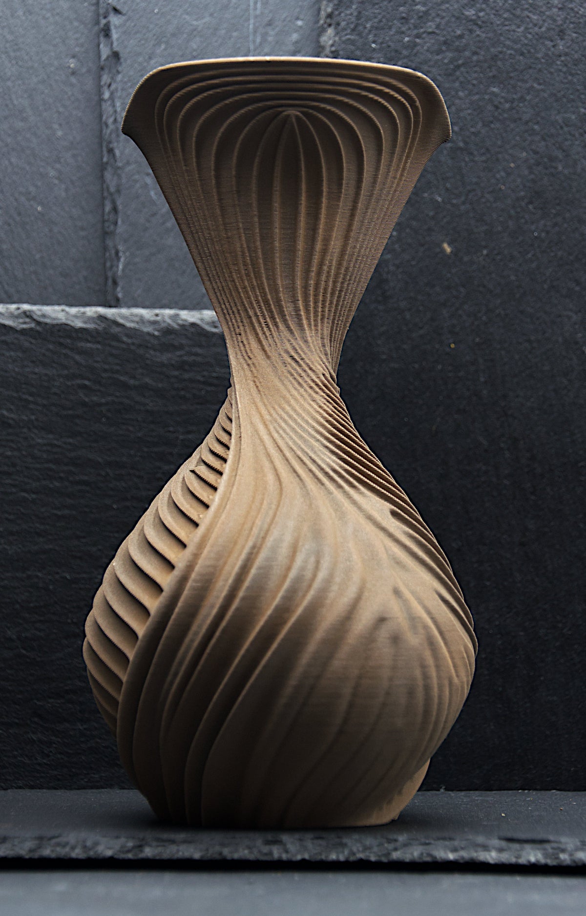 NYX Vase – Metal Bronze – Seitenansicht – Nora Blatt
