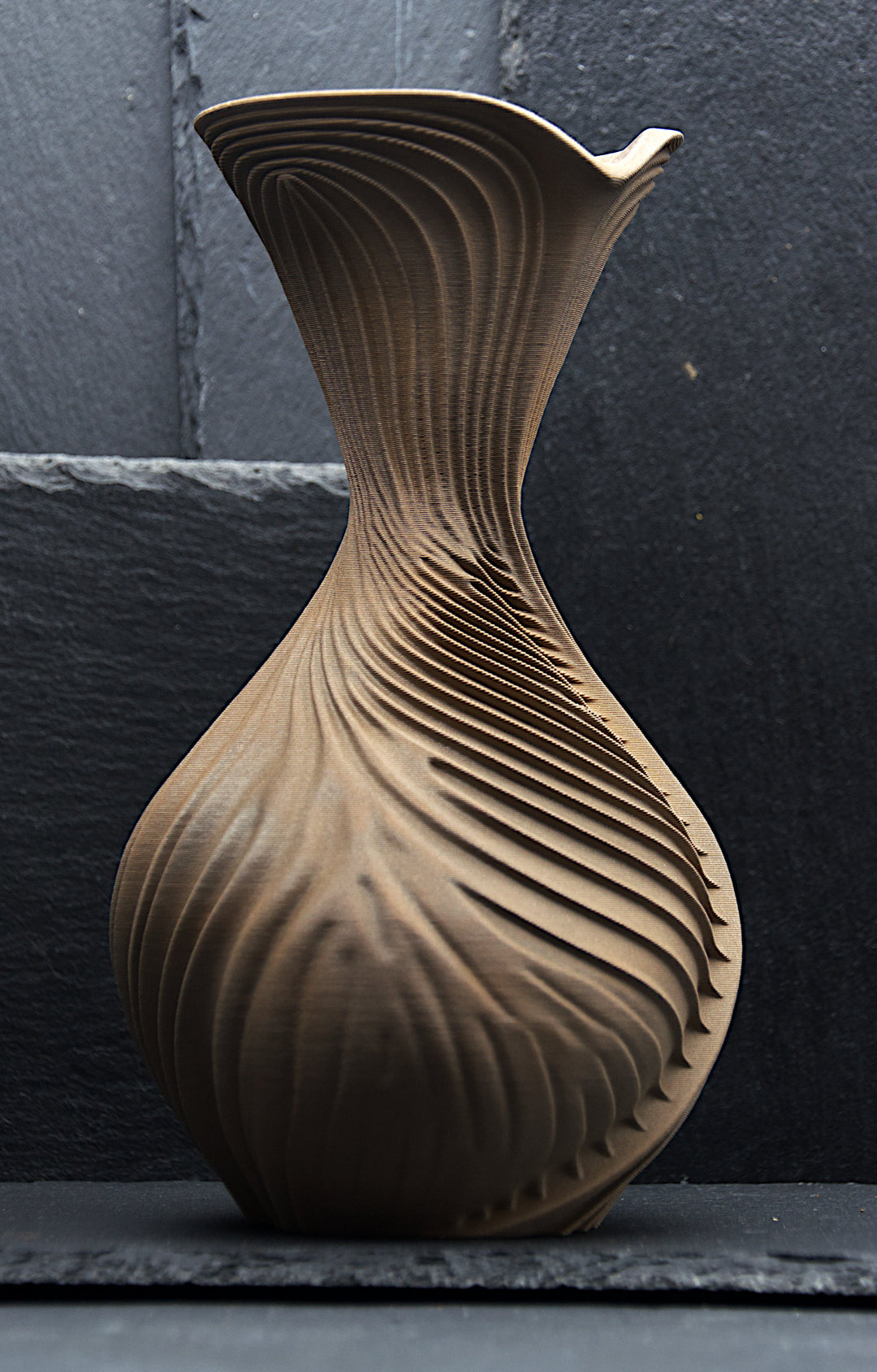 NYX Vase – Metal Bronze – Rückansicht – Nora Blatt