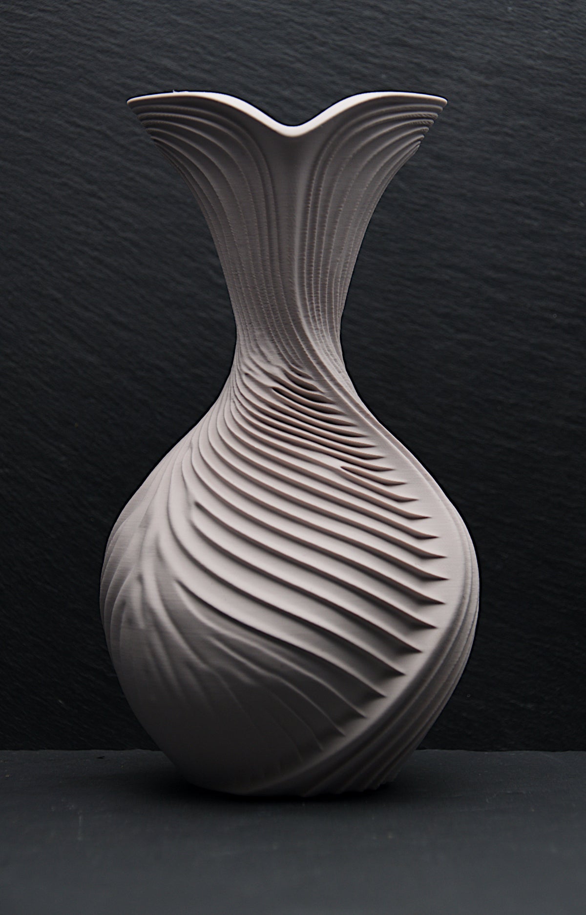 NYX Vase – Stone Clay – Frontalansicht – Nora Blatt