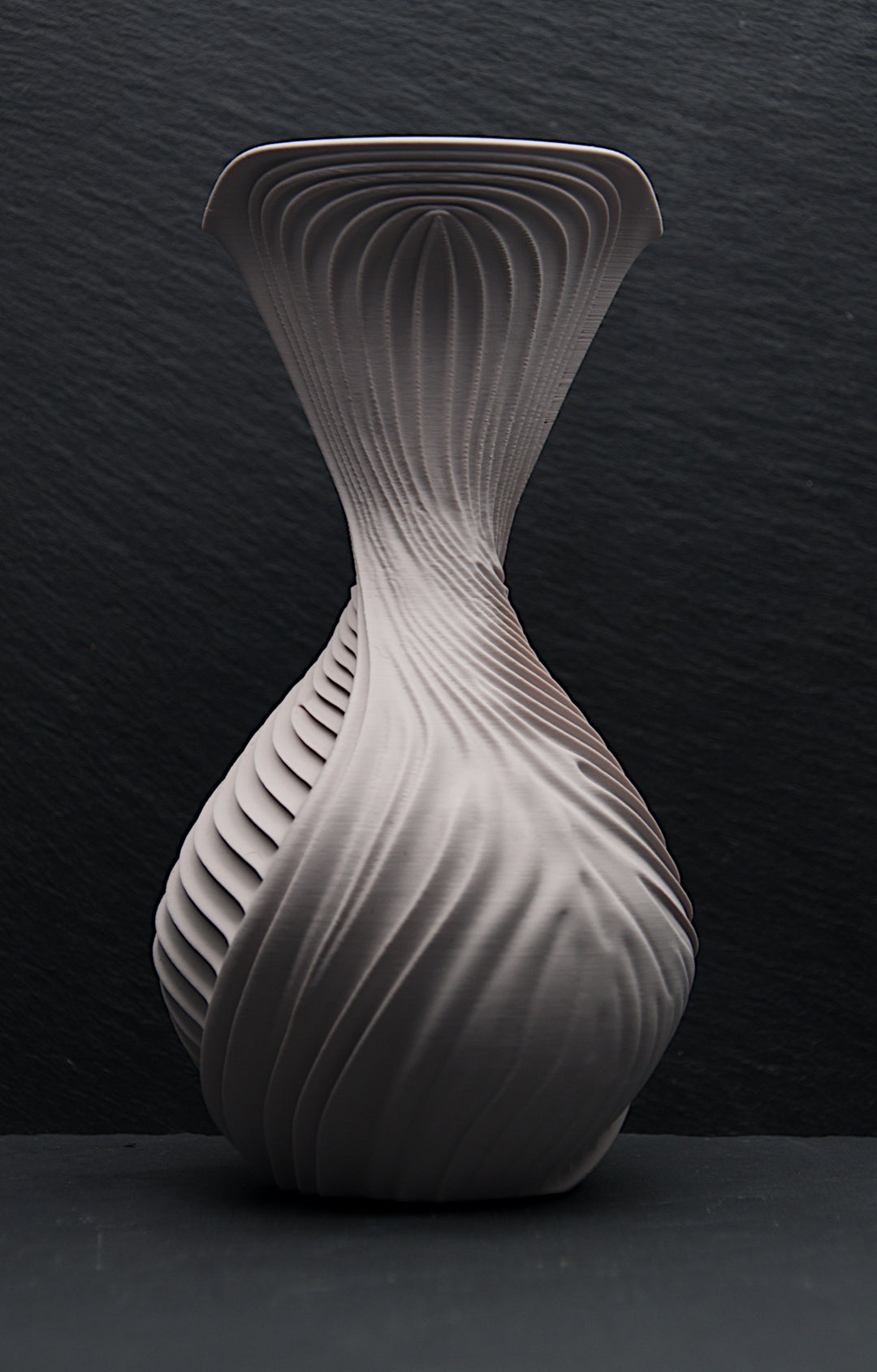 NYX Vase – Stone Clay – Seitenansicht – Nora Blatt