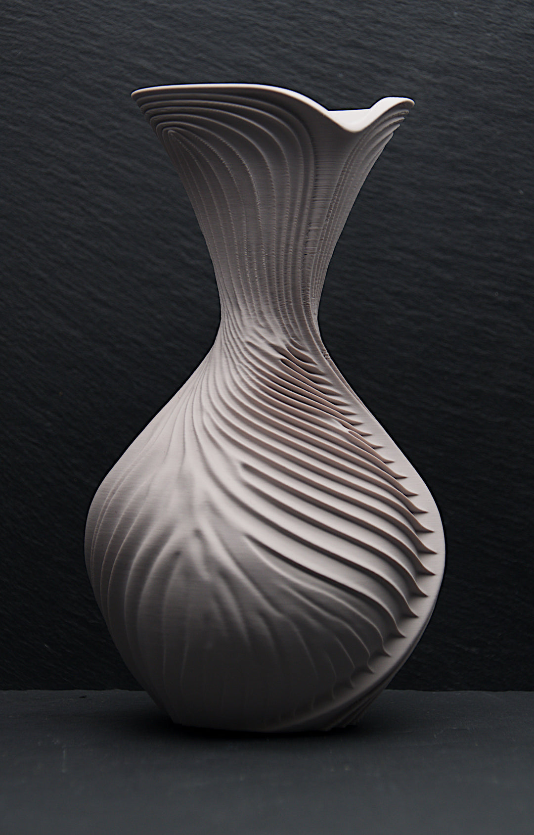 NYX Vase – Stone Clay – Rückansicht – Nora Blatt