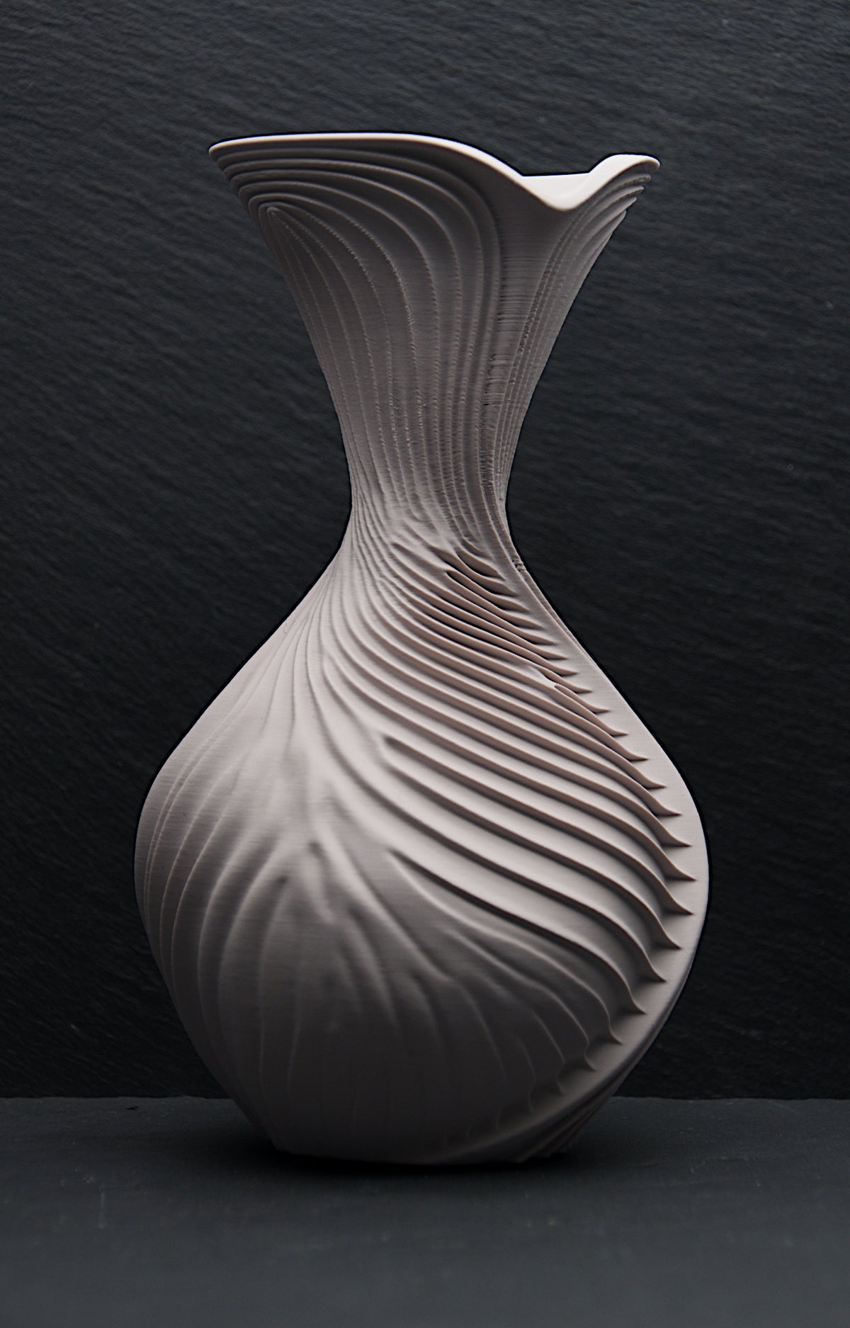 NYX Vase – Stone Clay – Rückansicht – Nora Blatt