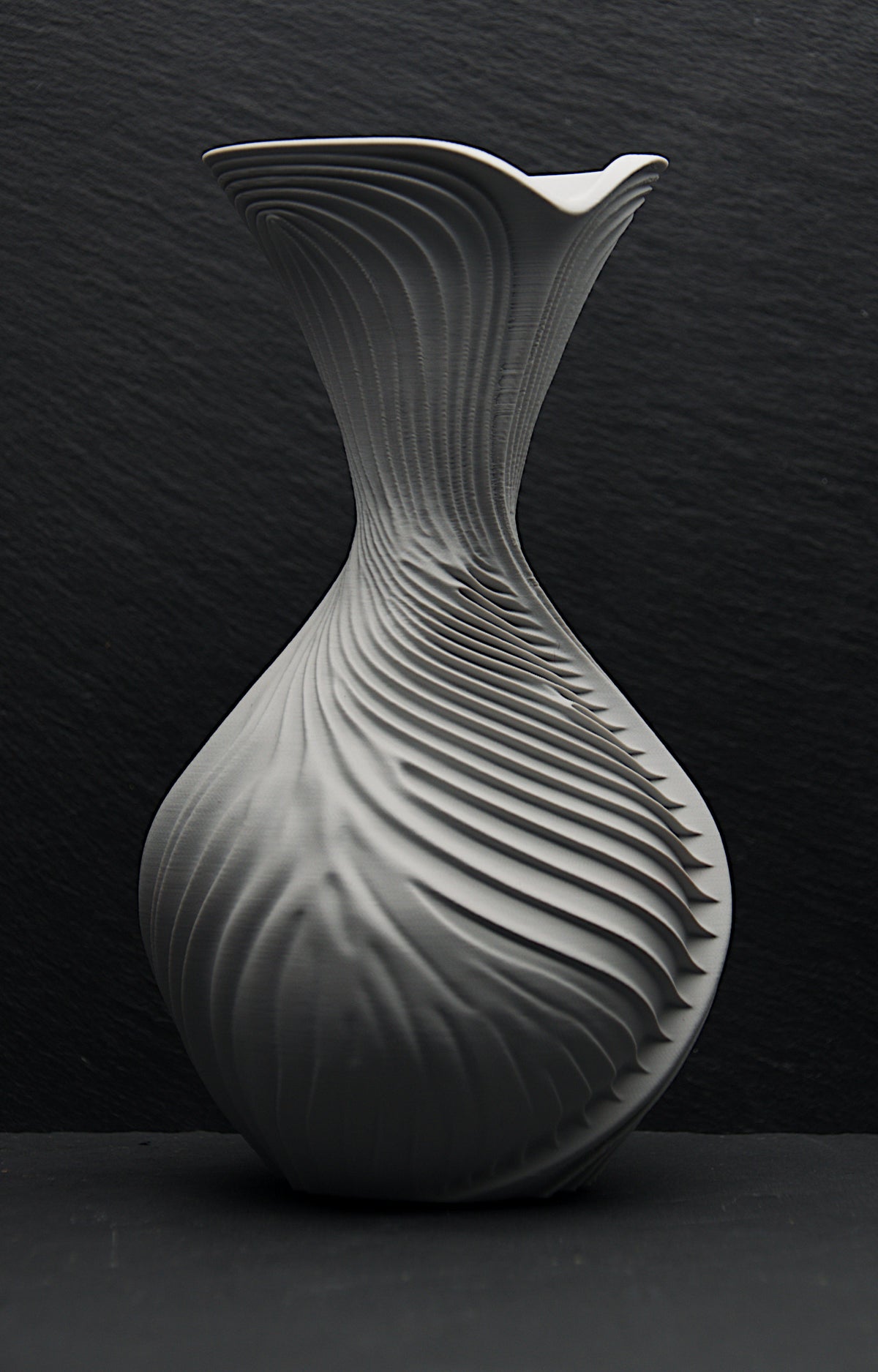 NYX Vase – Stone Granite – Rückansicht – Nora Blatt
