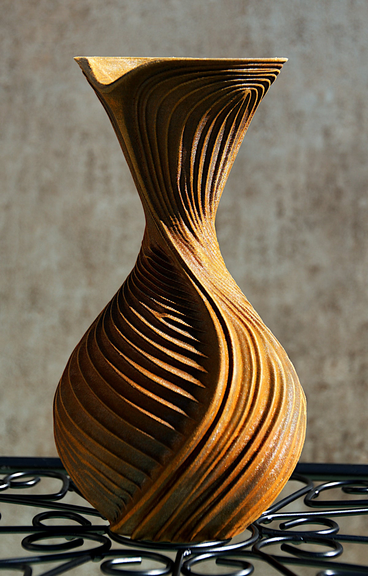 NYX Vase – Metal Iron – Dreiviertelansicht – Nora Blatt
