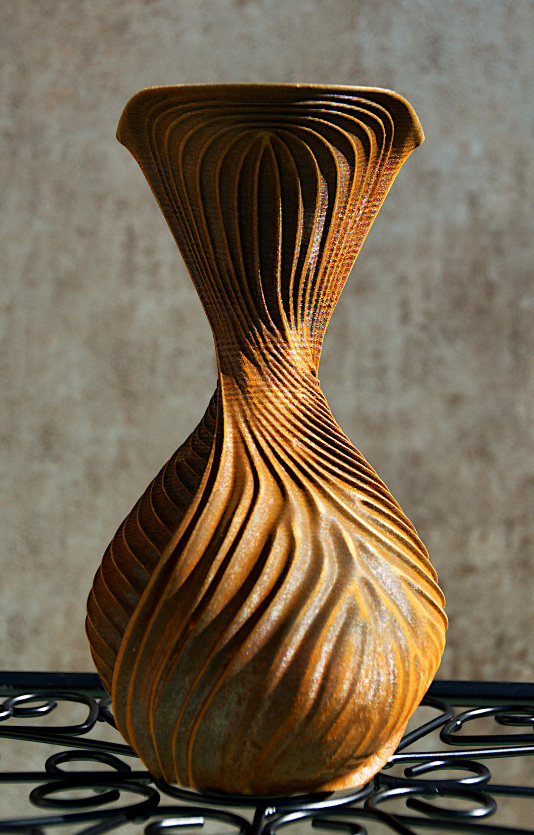 NYX Vase – Metal Iron – Seitenansicht – Nora Blatt
